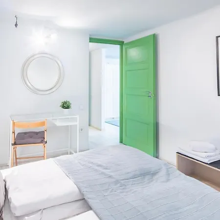 Very - Unique Design - New Budapešť