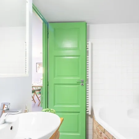 Very - Unique Design - New Budapešť