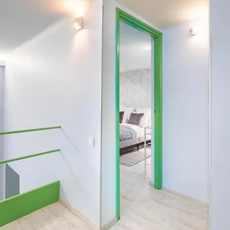 Very - Unique Design - New * Budapest