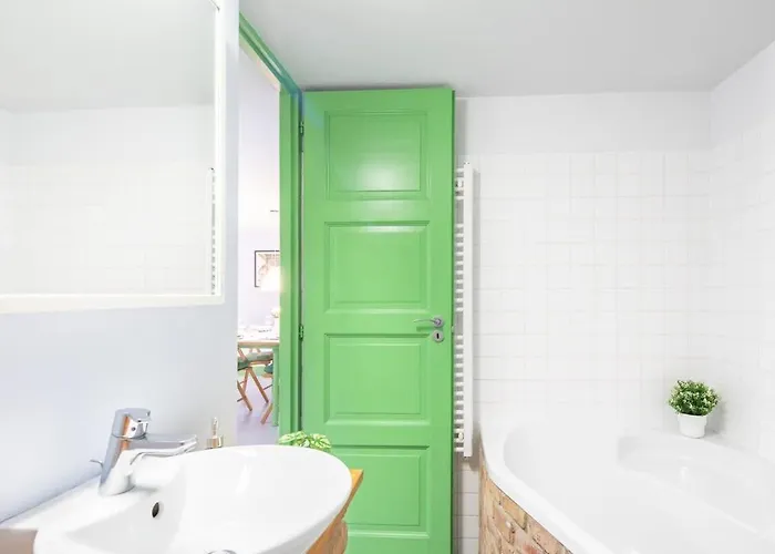 Very - Unique Design - New Budapešť